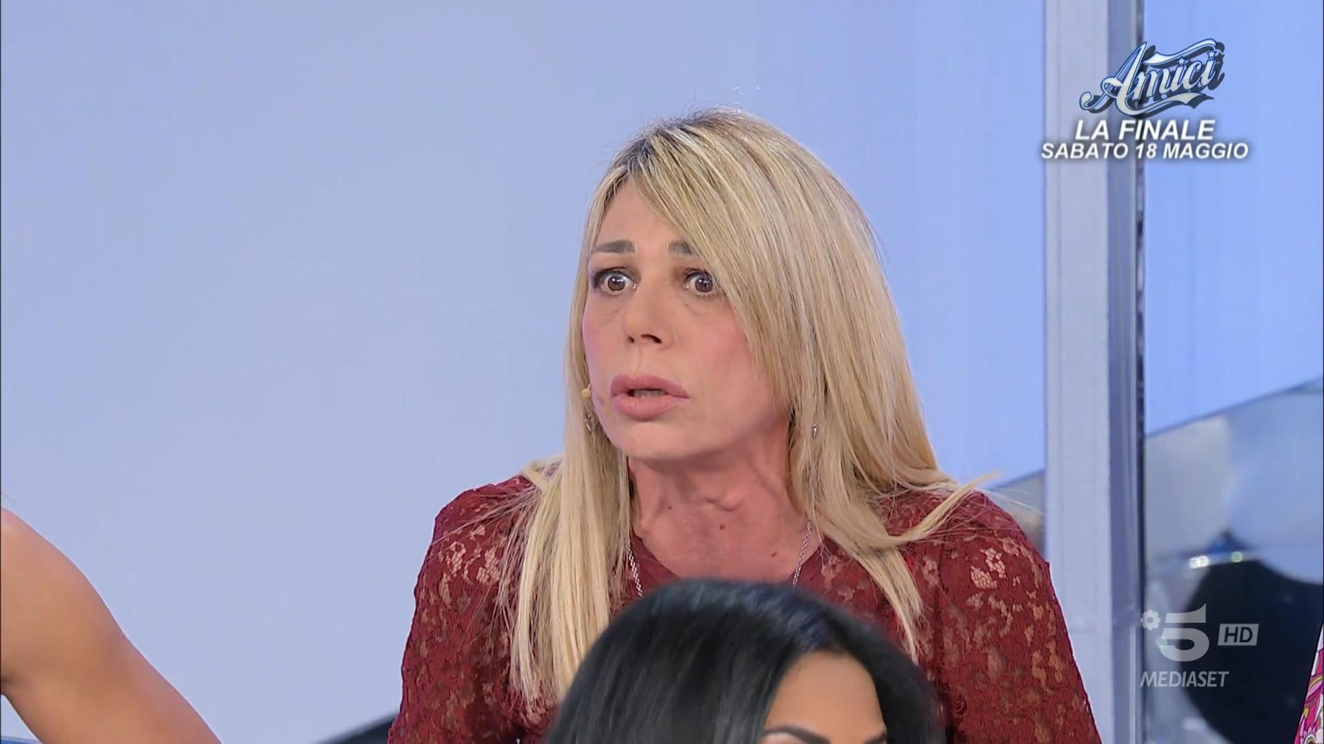 “Uomini e Donne”, lite tra Aurora e Maria De Filippi: ecco cos’è successo oggi 13 maggio 2024 | VIDEO