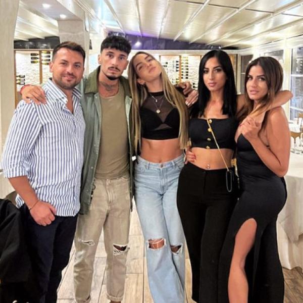 Alessia e Davide di “Temptation Island” sono tornati insieme? La coppia a cena con Manu, Isabella e Francesca