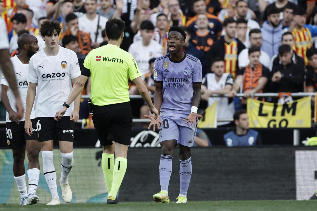 Vinicius, insulti razzisti al Mestalla: il Real Madrid presenta den…