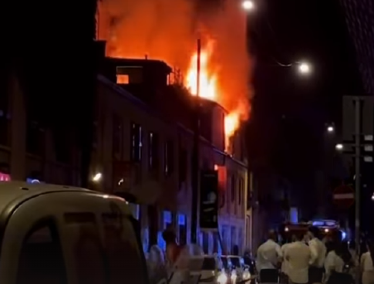 Dramma nella notte a Milano: scoppiato un incendio in una palazzina di Chinatown. Ustionato un padre a gambe e braccia | VIDEO