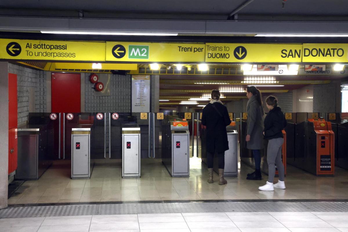 Sulla metro a Milano senza biglietto, fermato dai controllori | VIDEO