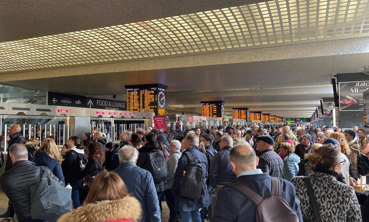 Ritardi sulla Roma-Milano, caos a Firenze per “persone sui binari”