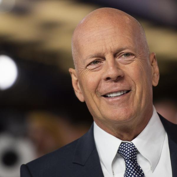 Bruce Willis torna sui social dopo la malattia, ecco la foto con la nipotina