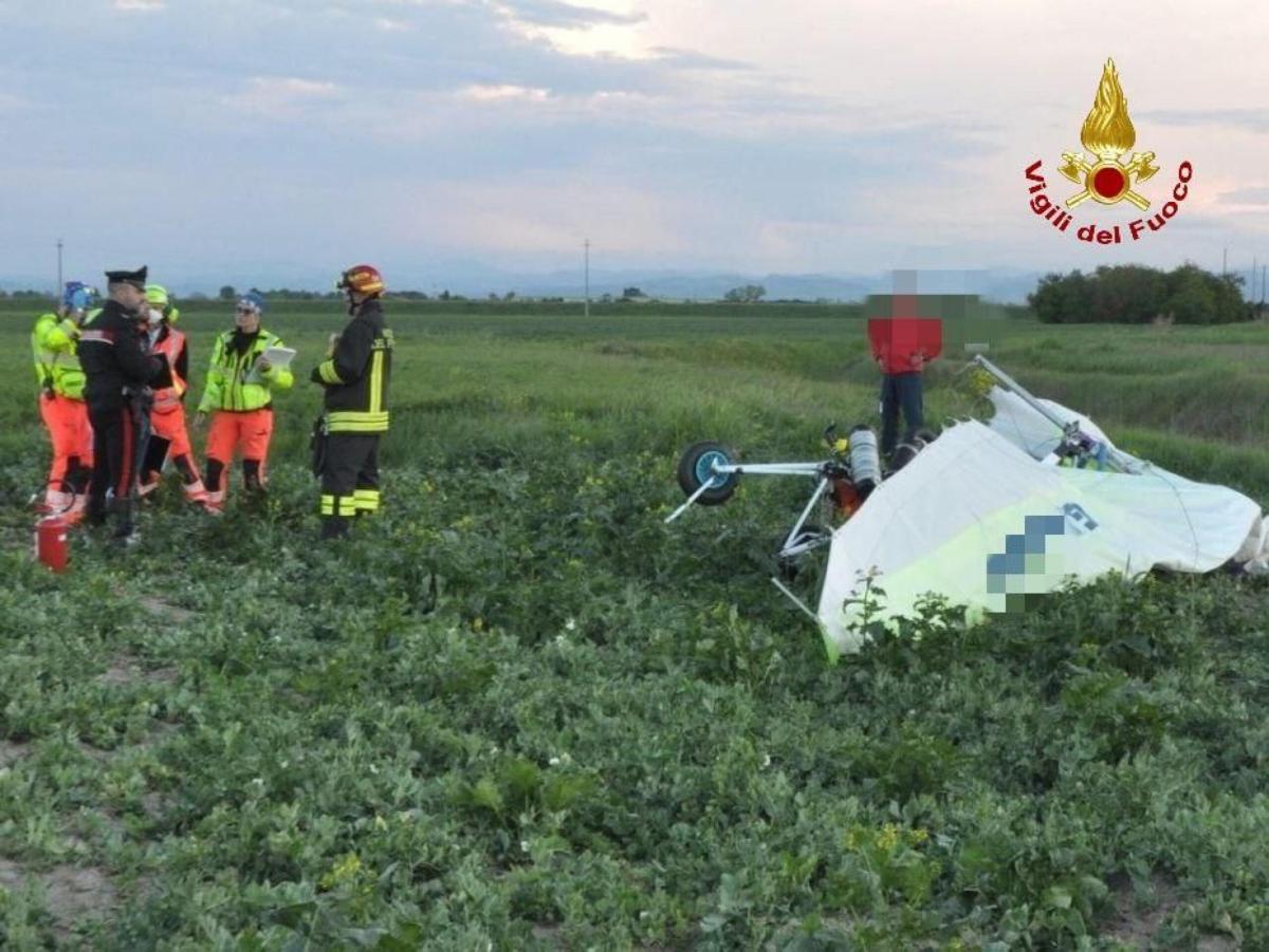 Parma, incidente con deltaplano a Basilicanova: due morti