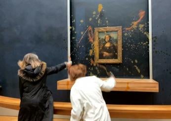 Gioconda, attiviste lanciano zuppa sul dipinto di Leonardo al Louvre | Video