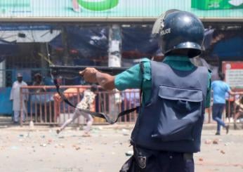 Bangladesh, la polizia apre il fuoco contro gli studenti a Dacca: 115 morti dall’inizio delle proteste | VIDEO