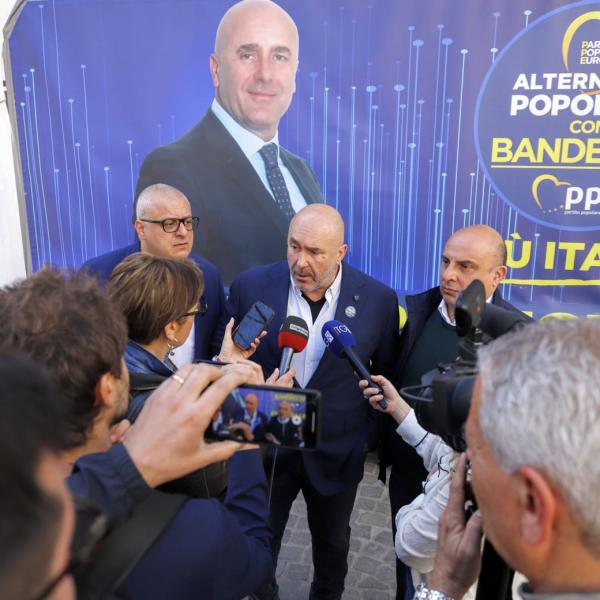 Elezioni Europee 2024, Bandecchi (AP) in Calabria: “Premier e capolista? Meloni si deve vergognare”. E sugli stabilimenti balneari: “Aperti tutto l’anno”| VIDEO