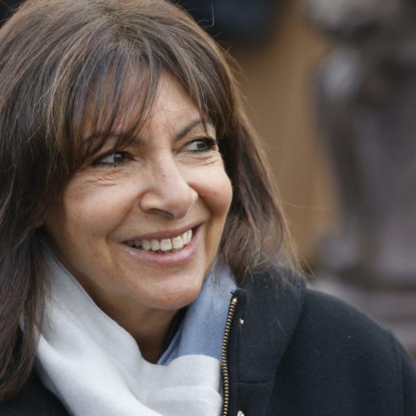 Anne Hidalgo contro X/Twitter. Perché la sindaca di Parigi lascia il social di Elon Musk?