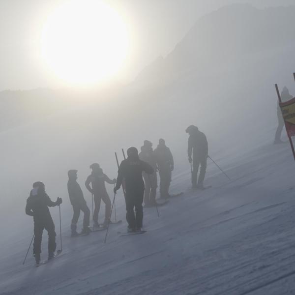 Sci, cancellato il gigante maschile di Soelden per vento troppo forte | VIDEO