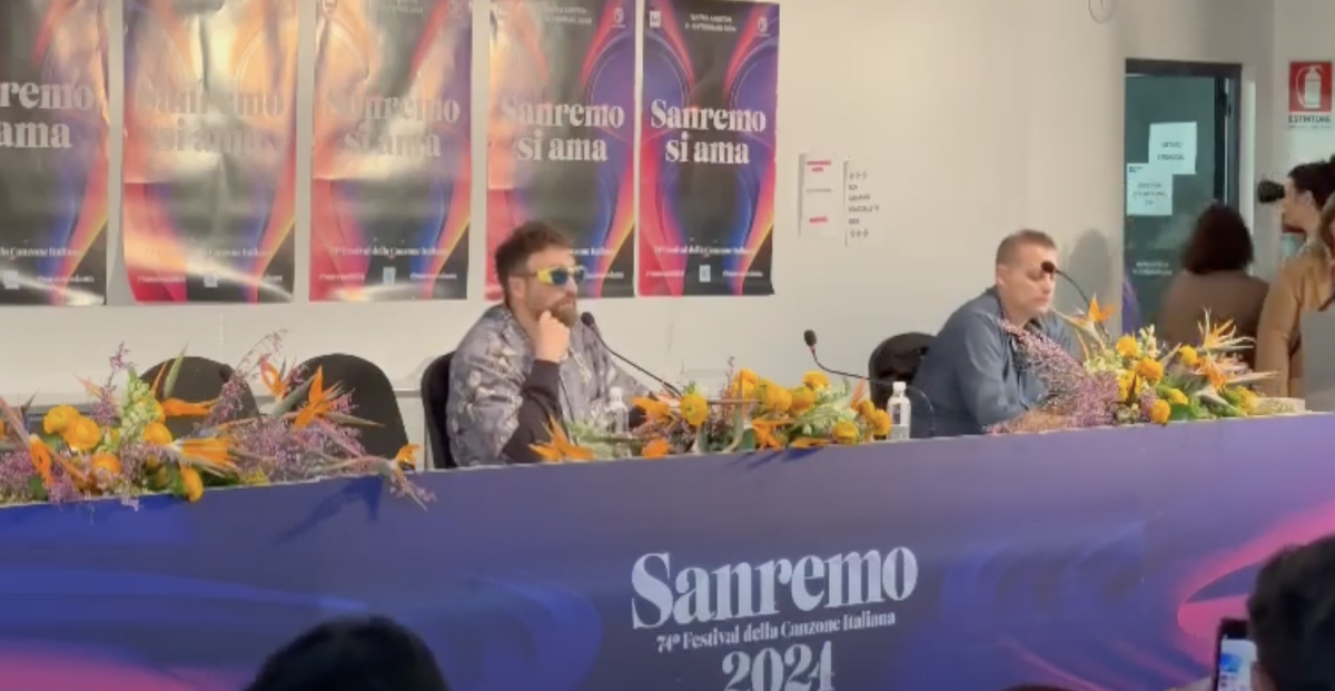 Dargen D’Amico Sanremo 2024, conferenza stampa: “Ricordo un’Italia umana. Non voglio fare politica”.  Il duetto con la BabelNova Orchestra in omaggio a Morricone | VIDEO