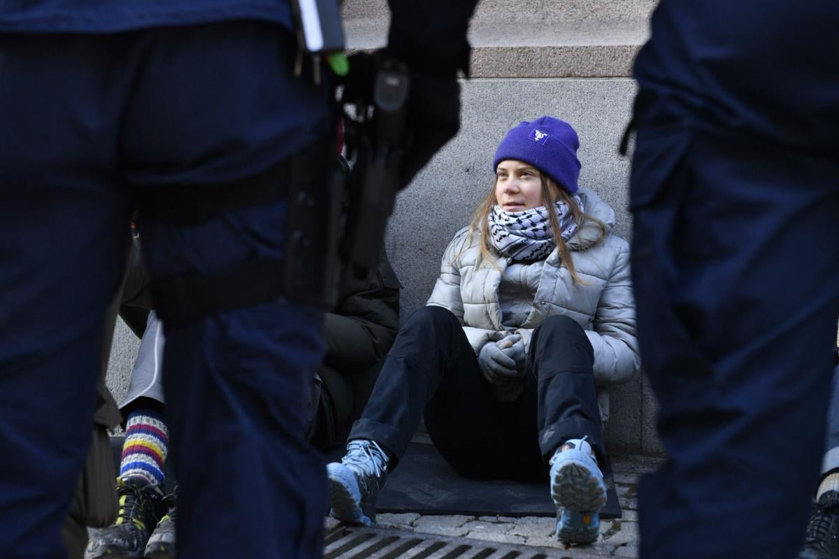 Stoccolma, Greta Thunberg protesta per il clima e blocca il Parlamento: portata via dalla polizia | FOTO