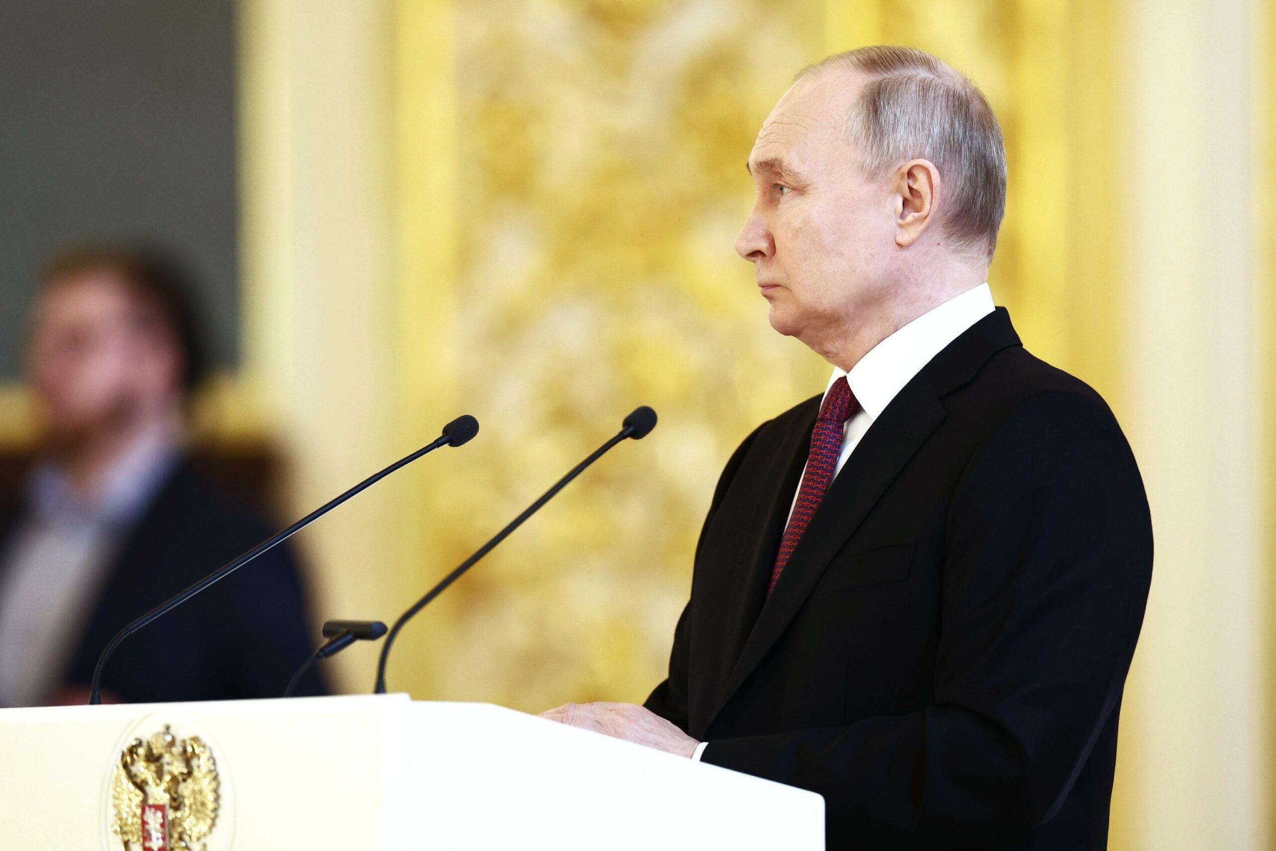 Strage a Mosca, Putin rassicura la nazione e punta il dito contro l’Ucraina: “Non cederemo al panico. Necessario collaborare per la lotta al terrorismo”