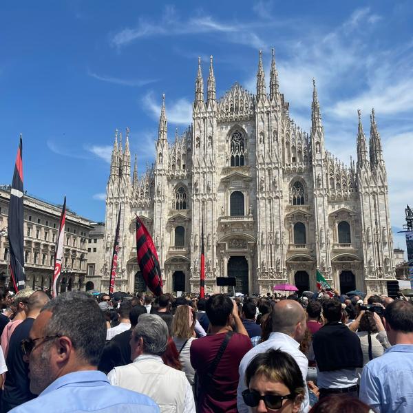 Funerali Berlusconi, piazza Duomo gremita con cori e bandiere