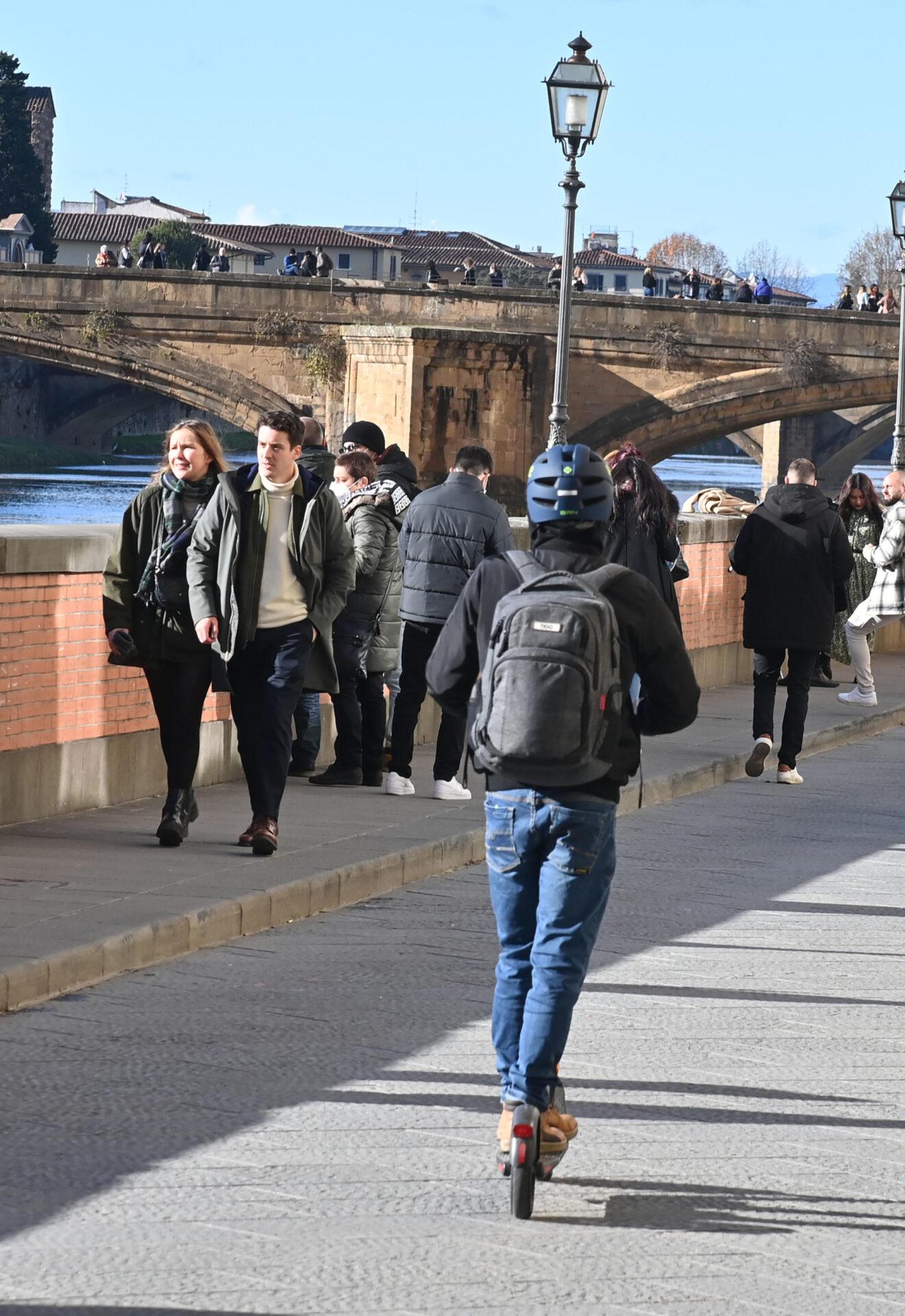 Francia, Parigi boccia i monopattini a noleggio: 9 su 10 hanno votato contro