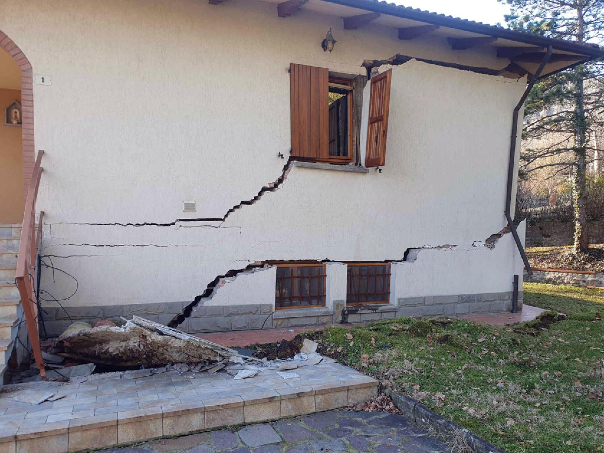 Frana a Villa di Sassonero (Monterenzio). Due case sono state strutte, evacuate 18 persone