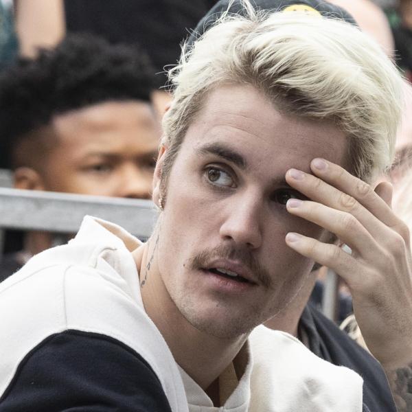 Justin Bieber cancella il tour mondiale 2023 dopo vari rinvii