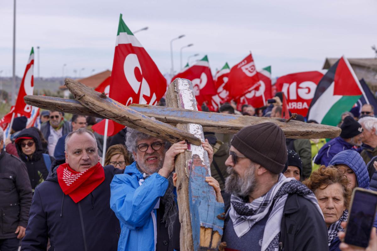 A Cutro iniziata la manifestazione di protesta contro la strage di …