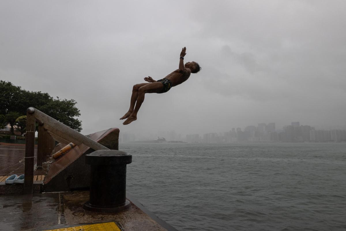 Cos’è la “boat jumping”, la pericolosa sfida di TikTok che è costat…