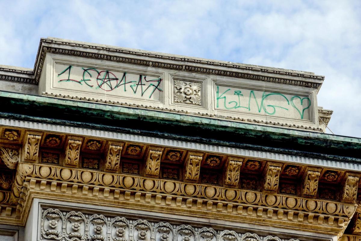 Galleria Vittorio Emanuele imbrattata: la pista sull’identità dei w…