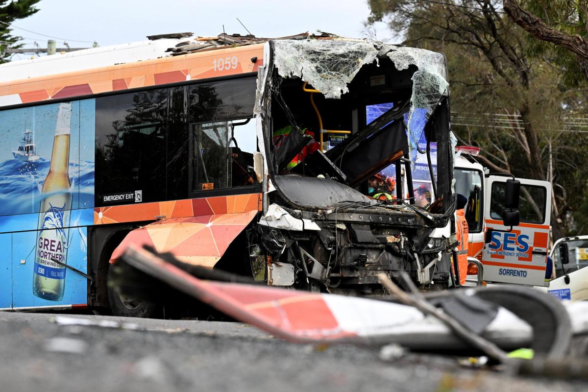 Cadice, bus di studenti perde il controllo ed invade la corsia oppo…