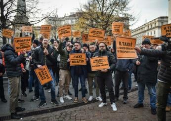 Protesta taxi a Milano davanti a Palazzo Marino. I tassisti: “Noi come Batman e Robin”