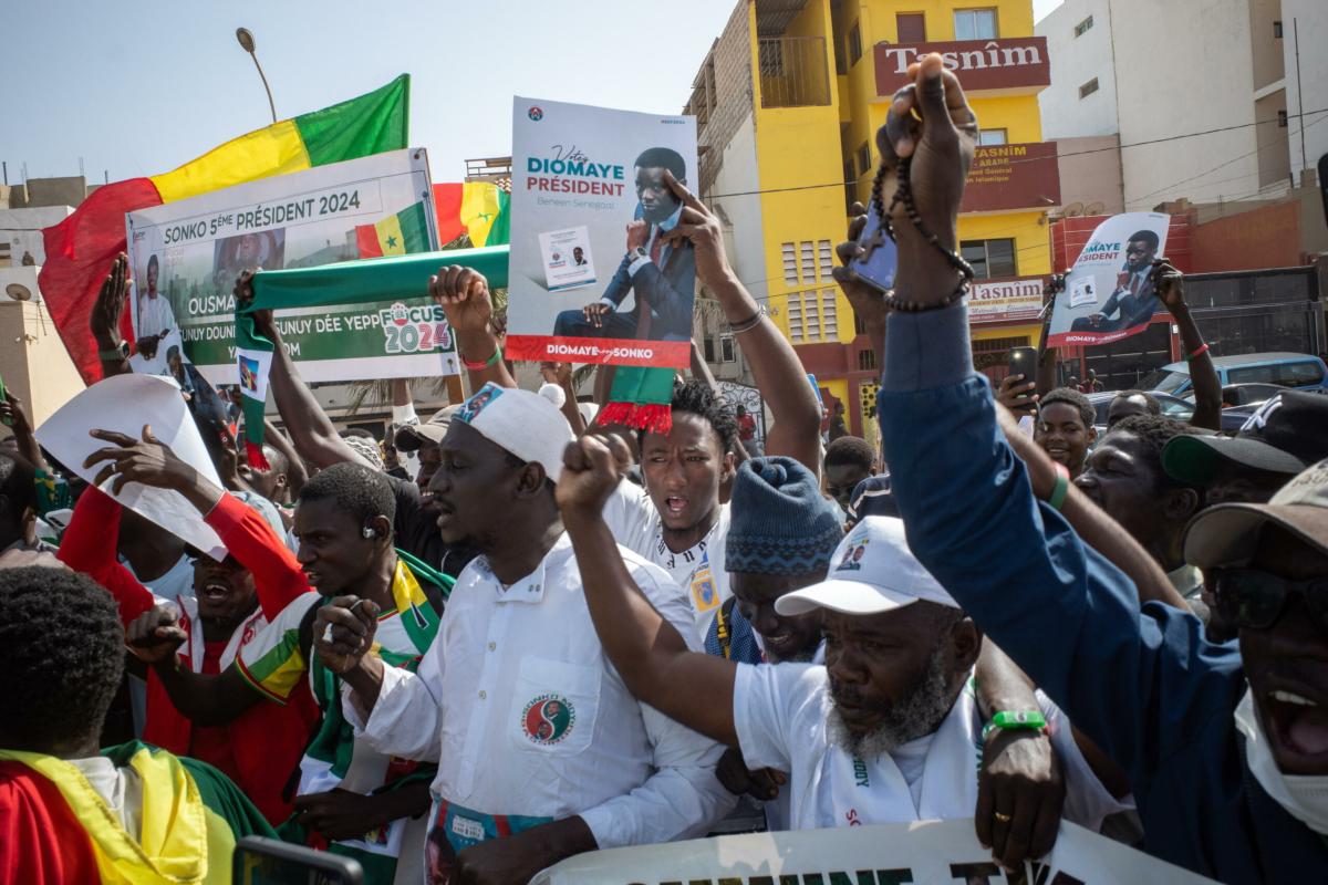 In centinaia protestano in Senegal, richieste le elezioni prima del 2 aprile: “Il rinvio è un colpo di stato costituzionale”