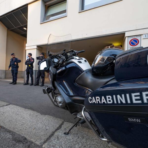 Roma, ladri speronano un’auto dei carabinieri: feriti due agenti. Gli aggressori sono riusciti a fuggire