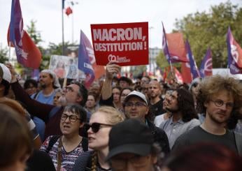 Francia, migliaia di persone manifestano contro Michel Barnier: quali sono i motivi delle proteste? | VIDEO