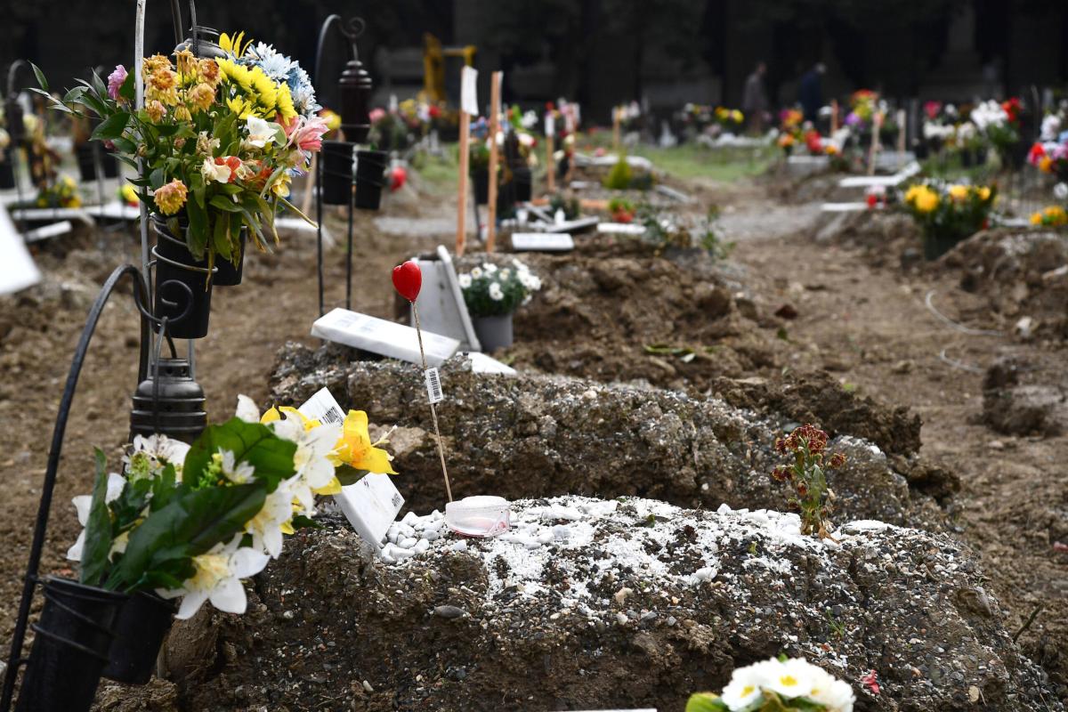 Orrore a Genova, tomba profanata al cimitero di Cremeno, solo pochi…