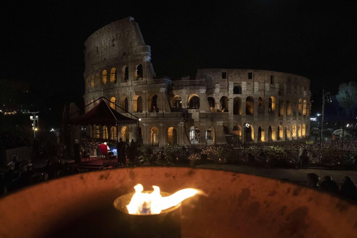 Via Crucis Colosseo 2023: assente Papa Francesco, la guerra è il te…