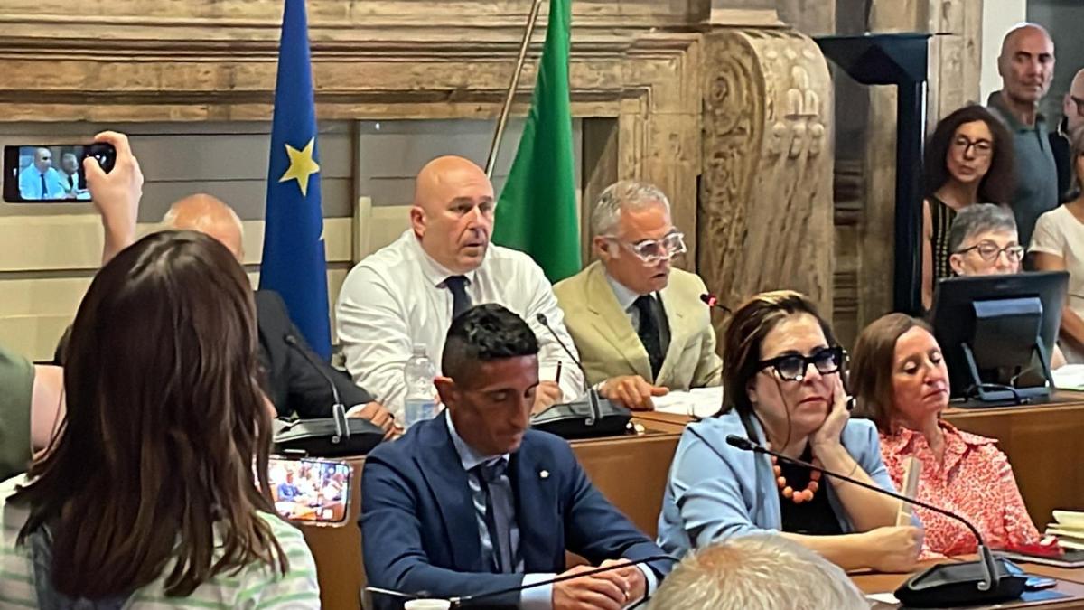 Terni, dopo sette ore di consiglio Bandecchi giura da Sindaco: “Mi …