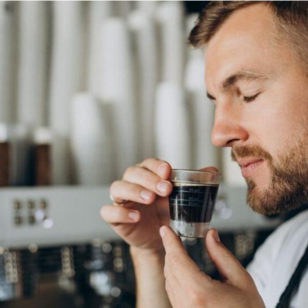 Chi ha la pressione alta può bere il caffè? Come regolarsi e quante tazzine al giorno