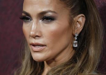 Jennifer Lopez lancia la collezione Intimissimi donna e la Rete impazzisce per il suo fisico