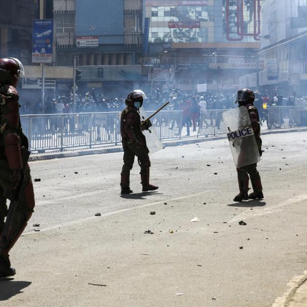 Kenya, parlamento sotto assedio: migliaia di manifestanti in protesta per la legge finanziaria, diversi morti