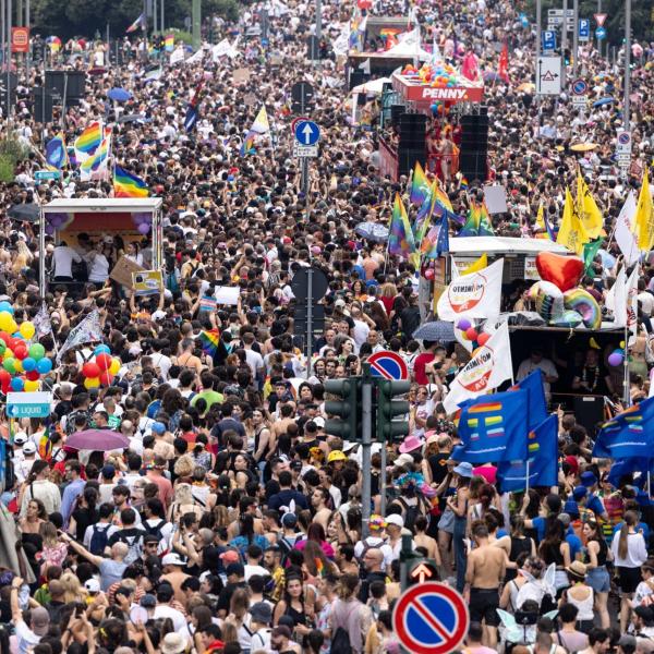 Milano Pride, l’attrice Debora Villa contro Giorgia Meloni: “La premier non difende le donne”. “Rumore” inno dell’evento