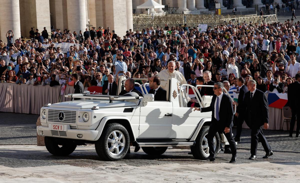 Papa Francesco all’Udienza Generale in San Pietro: con lui 4 bambin…