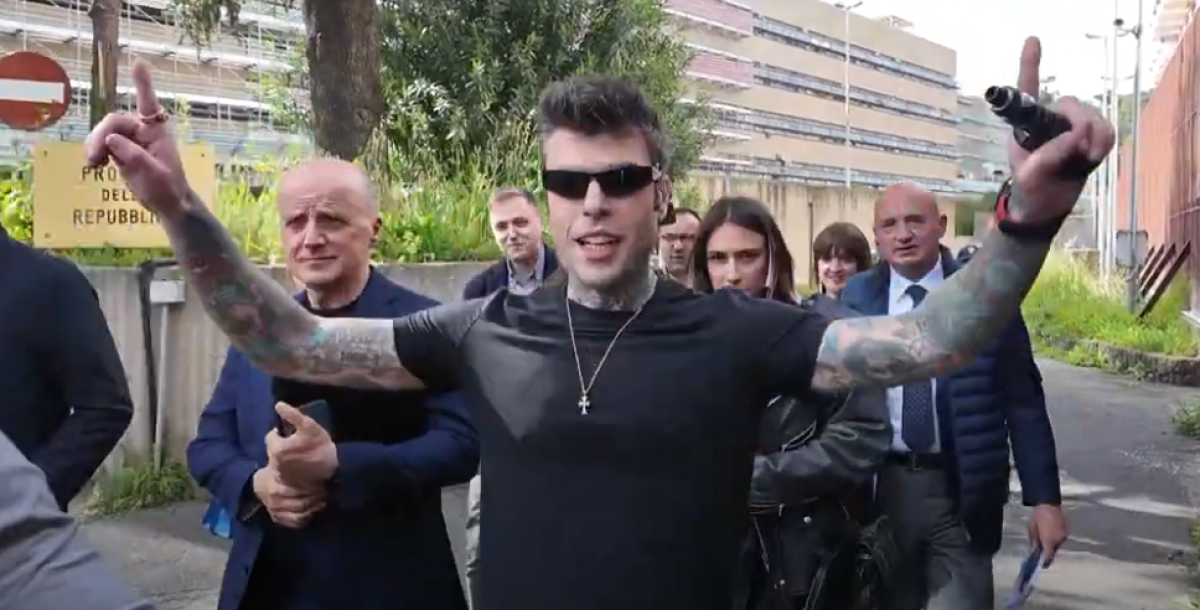 Fedez in tribunale a Roma contro il Codacons,  accusato di calunnia, il rapper: “Il pm ha chiesto il non luogo a procedere, undicesimo magistrato che mi dà ragione” | VIDEO