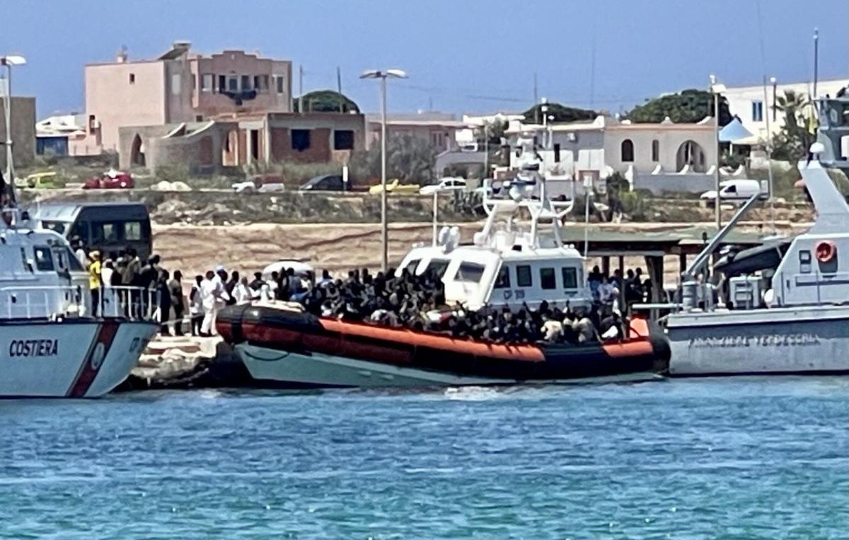 Migranti, sbarchi record a Lampedusa: oltre 1400 in 24 ore. Hotspot…