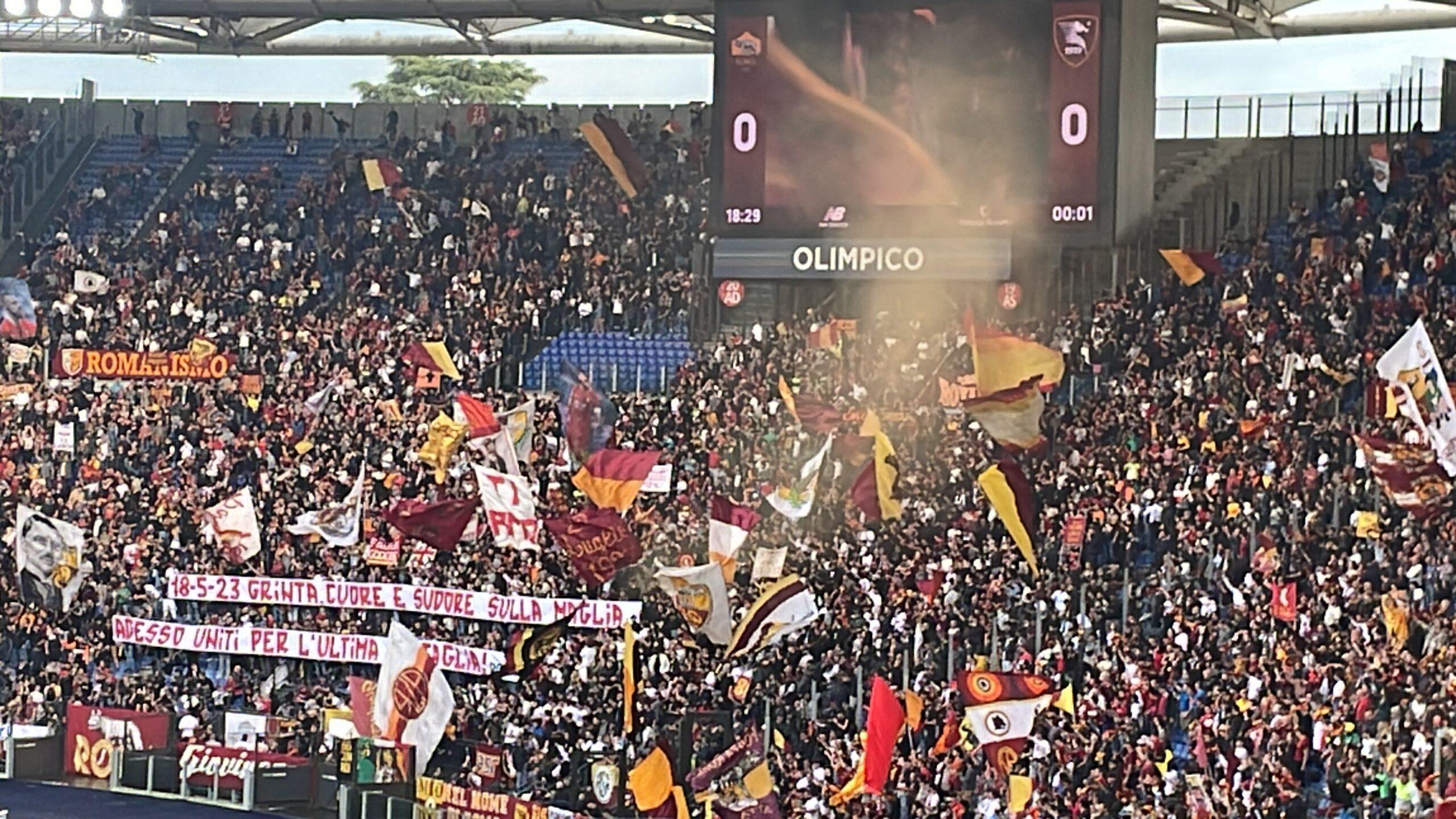 Roma – Salernitana striscione dei tifosi in Curva Sud per la finale di Europa League: “Uniti per la battaglia”