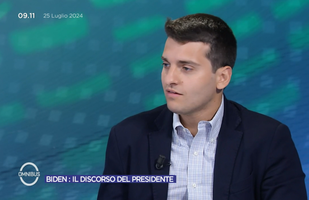 Francesco Giubilei chiama Kamala Harris ‘candidato’: ma viene corretto dalla giornalista di ‘Omnibus’: “Qual è il problema con il femminile?”