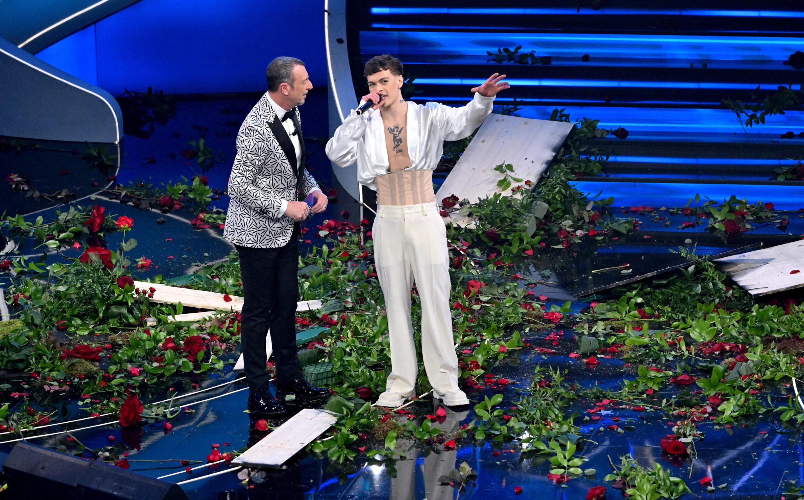 Cosa è successo a Blanco a Sanremo? Perché ha spaccato i fiori e i fischi copiosi