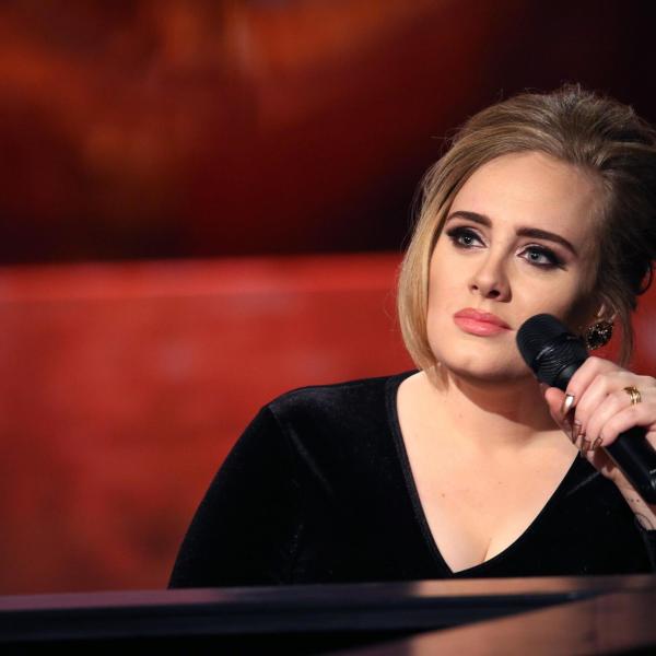 Adele dimentica il testo di una canzone durante il concerto: ecco come reagiscono i fan