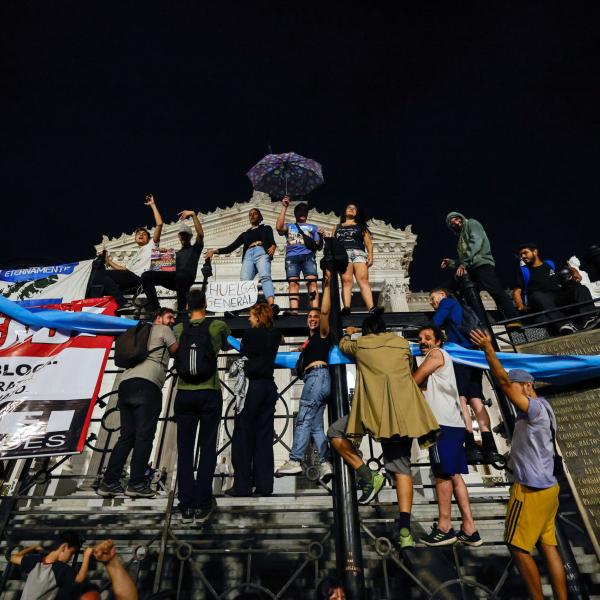 Argentina, proteste contro il presidente Milei: scontri nella notte a Cordoba