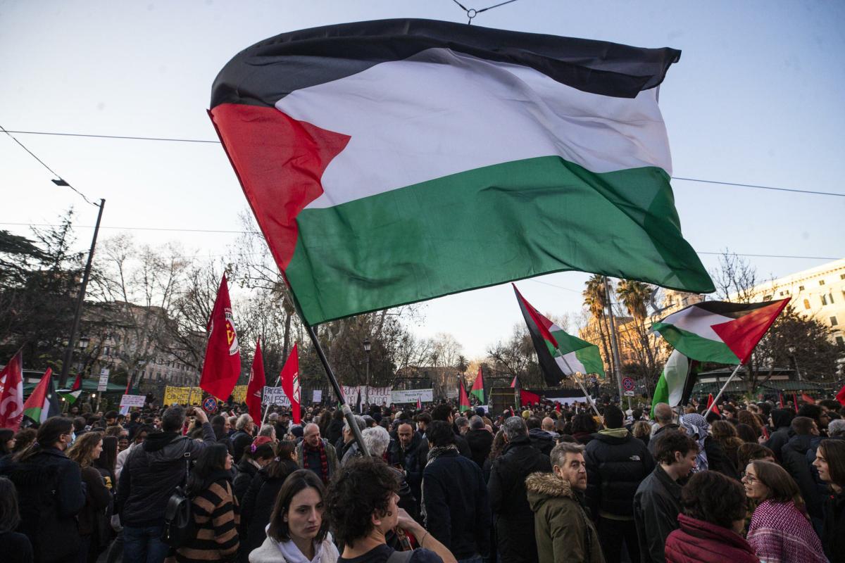 Roma, anarchici lanciano petardi contro agenti al corteo: imbrattati muri e vetrine con scritte pro-Palestina