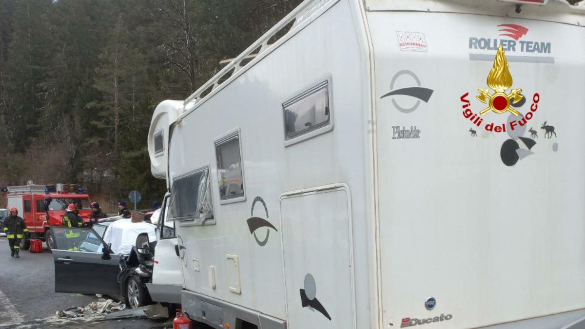 Bolzano, incidente a Perca: scontro tra un’auto e un camper, tre feriti