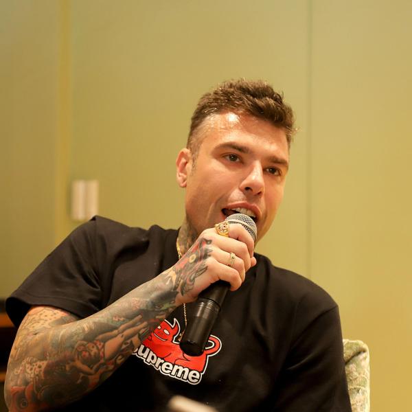 Fedez beccato con la nuova fiamma Garance Authiè dietro le quinte di Battiti Live/ VIDEO 