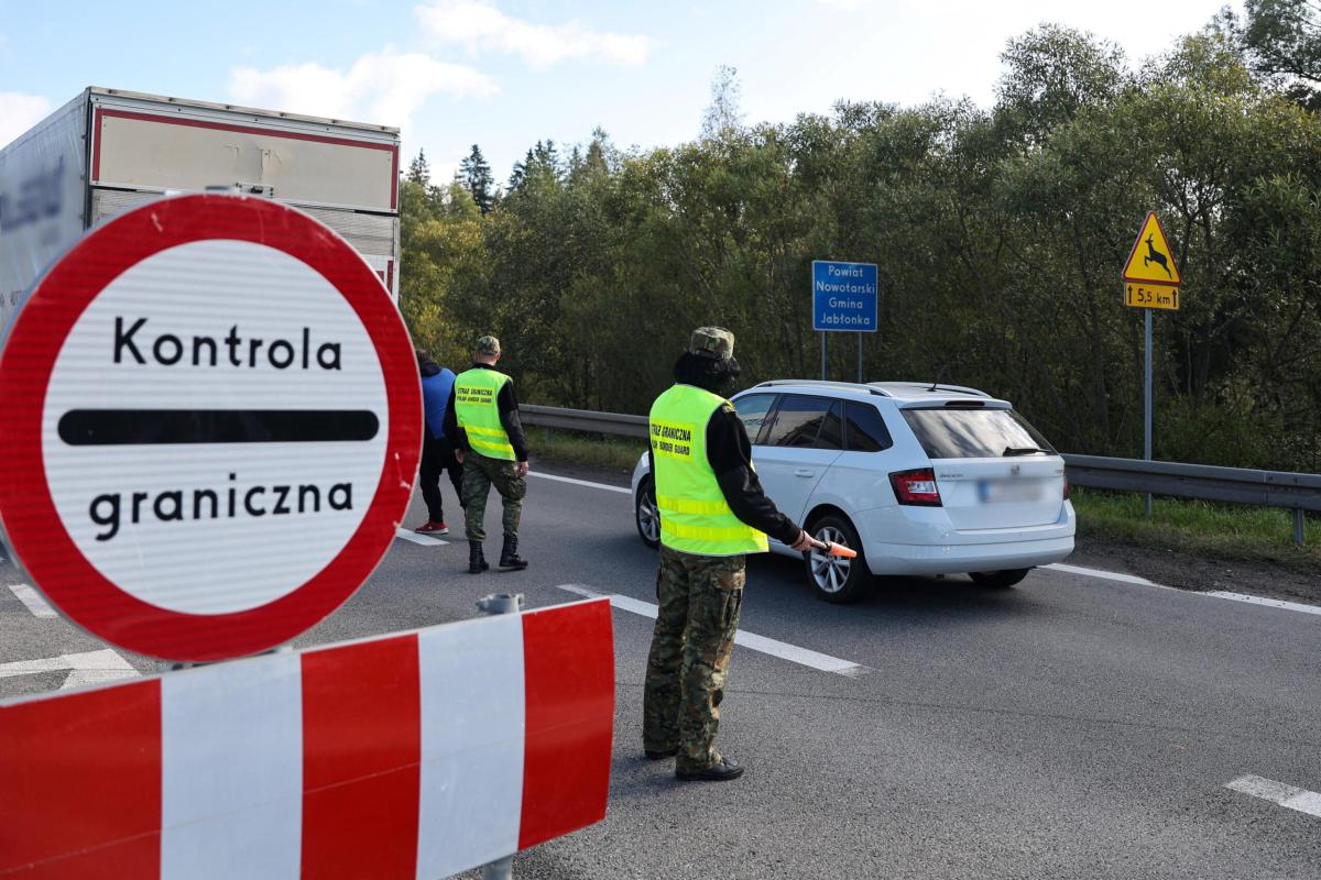 Polonia, il premier Tusk: “Valutiamo la sospensione temporanea del diritto d’asilo per gli immigrati”. Ecco il motivo | VIDEO