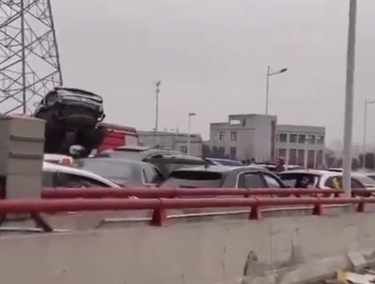 Cina, maxi tamponamento da 100 auto sulla superstrada ghiacciata: segnalati numerosi feriti | VIDEO