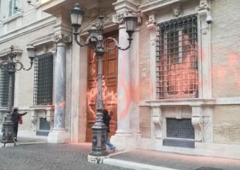 Roma, ambientalisti imbrattano con la vernice la facciata del Senato. Il commento di La Russa: “Offende le Istituzioni”