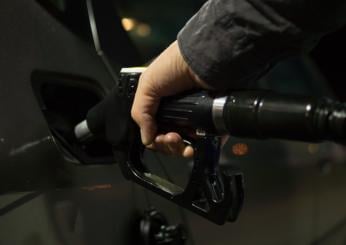 Bonus benzina da 150 euro al vaglio del Governo, come dovrebbe funzionare la social card per i redditi bassi